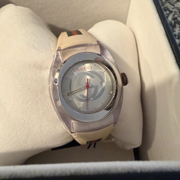 Gucci Women’s/Men's Watch with Beige, Green, and Red Stripes - Picture 3 of 8